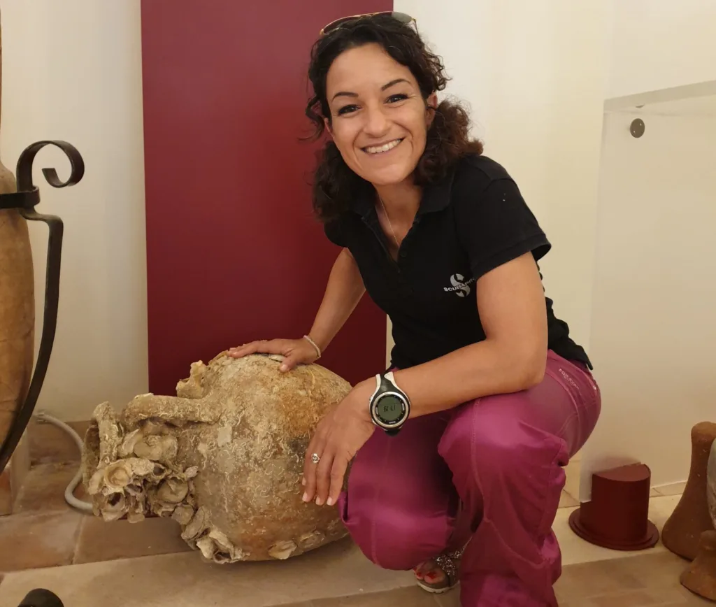 anfora romana trovata nel porto di anzio da eliana pavoni elysub