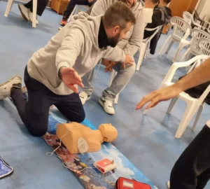 defibrillatore uso su manichino