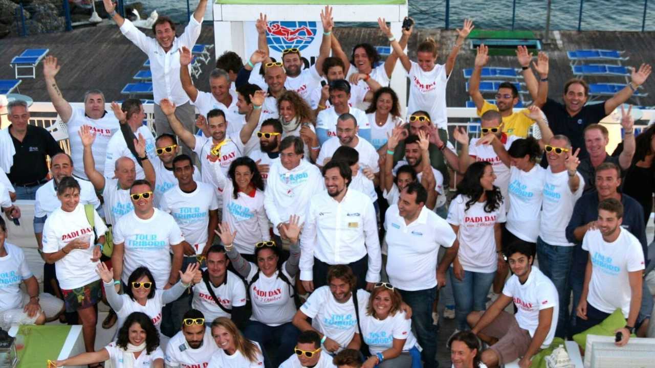 Open Water Diver Padi Anzio e Pomezia 7 a group of people posing for a photo